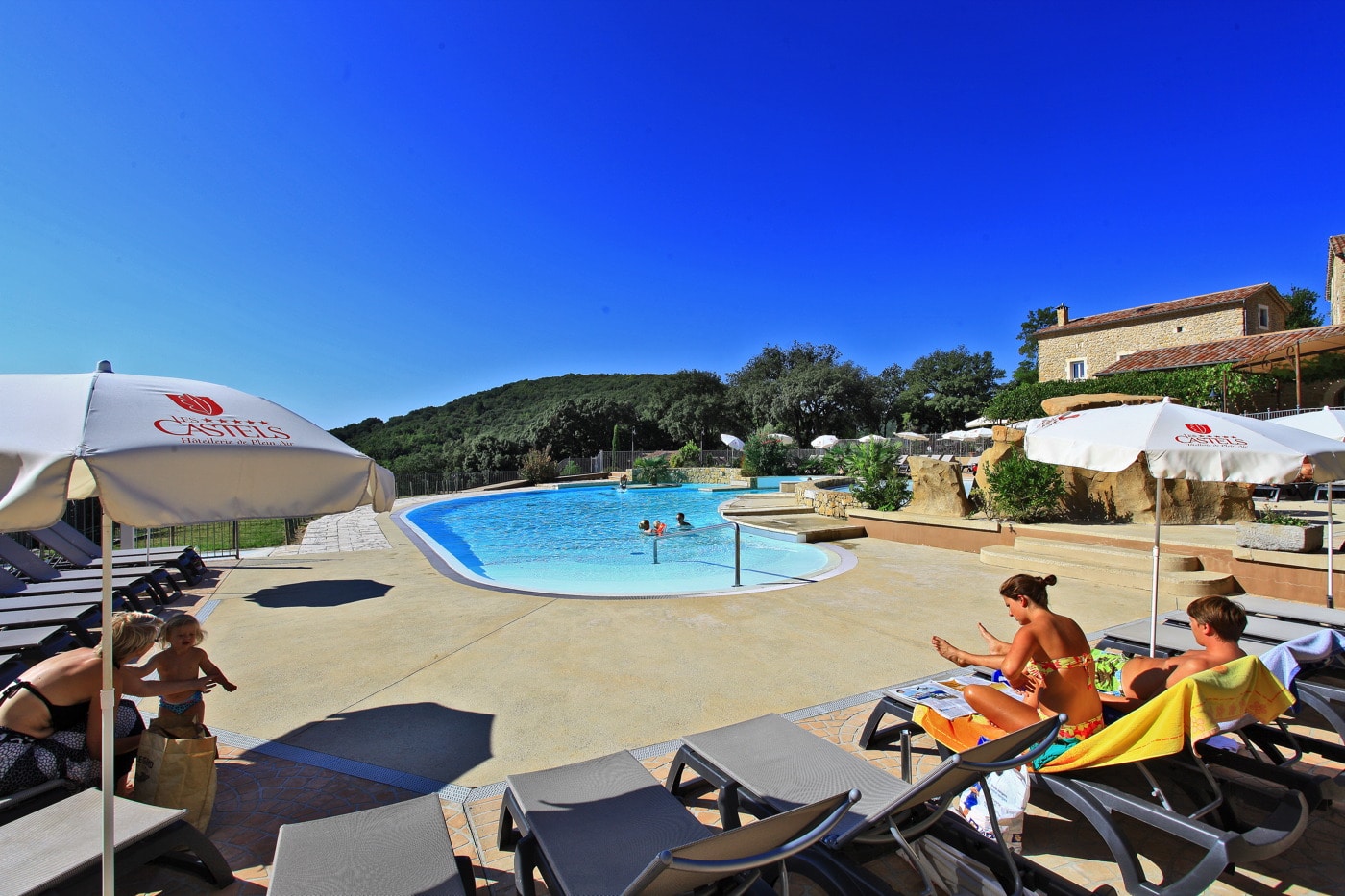 solarium du camping en Ardèche avec piscine