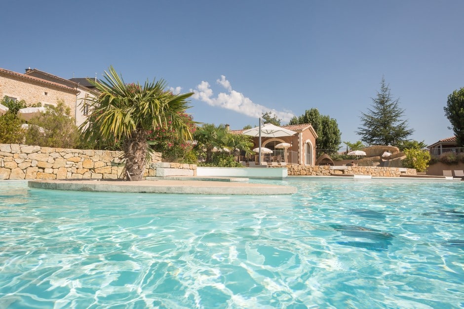 bassin chauffé de la piscine du camping Ardèche