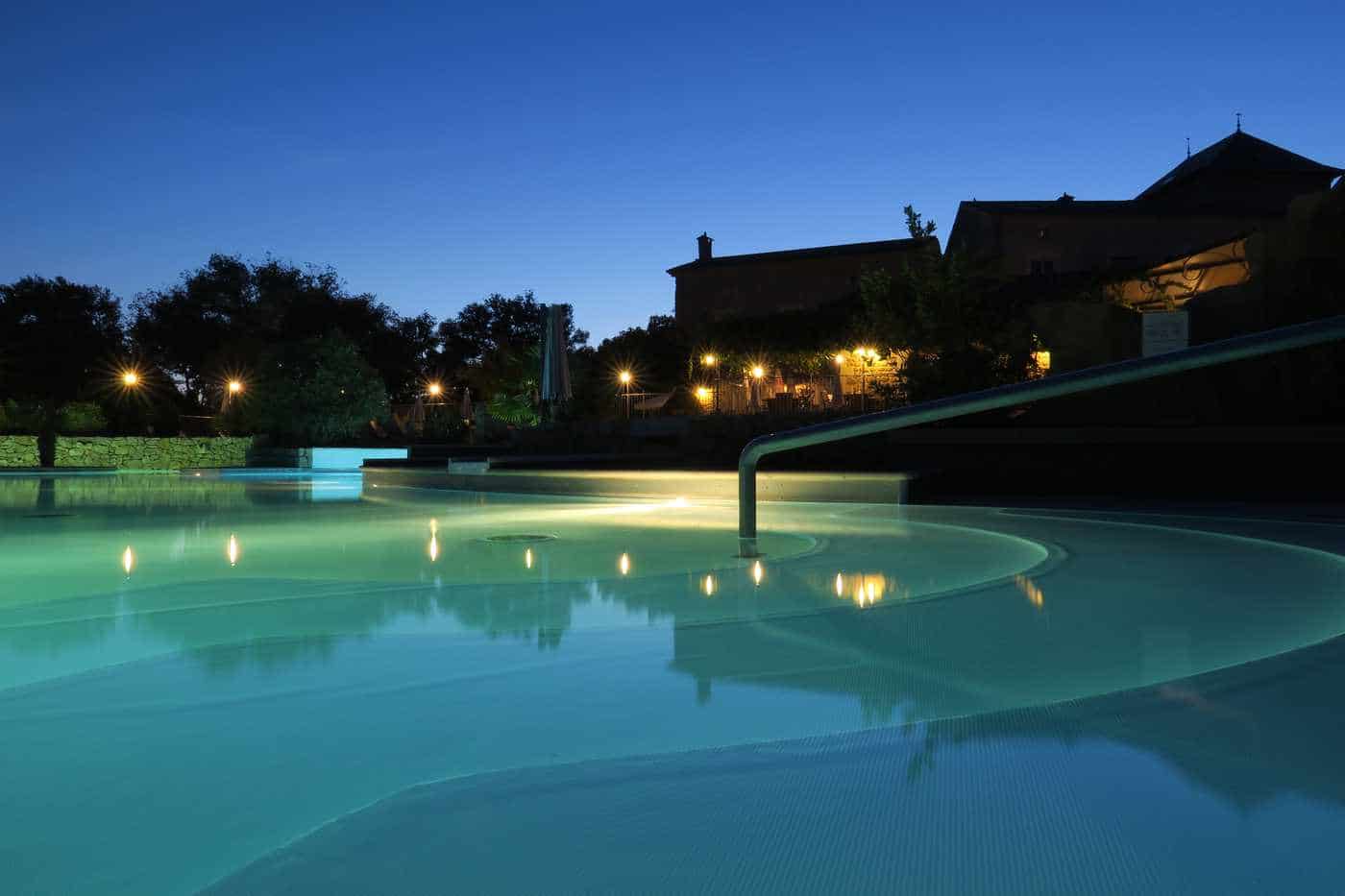 piscine du camping en Ardèche le soir