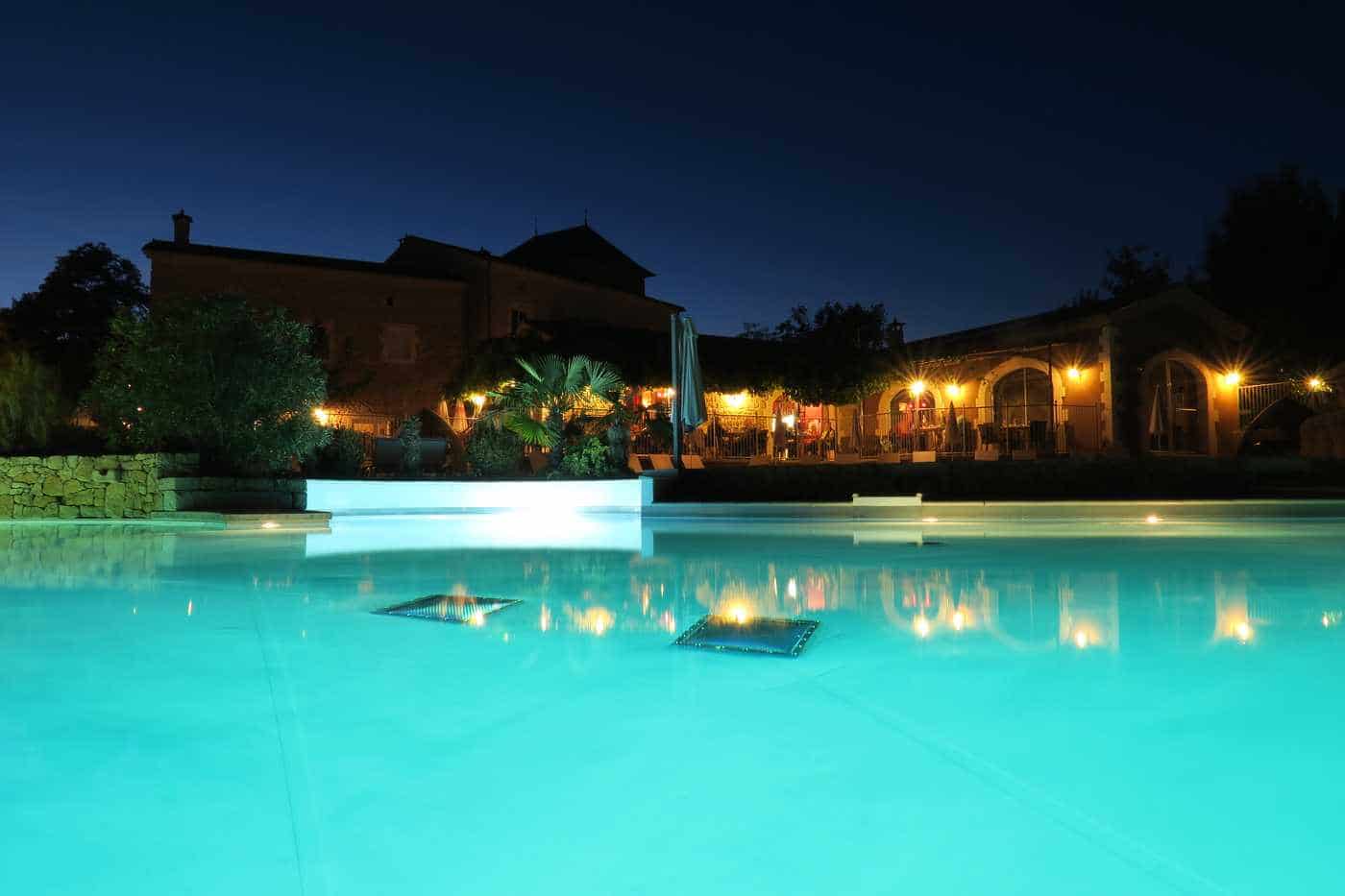 vue nuit de la piscine du camping en Ardèche